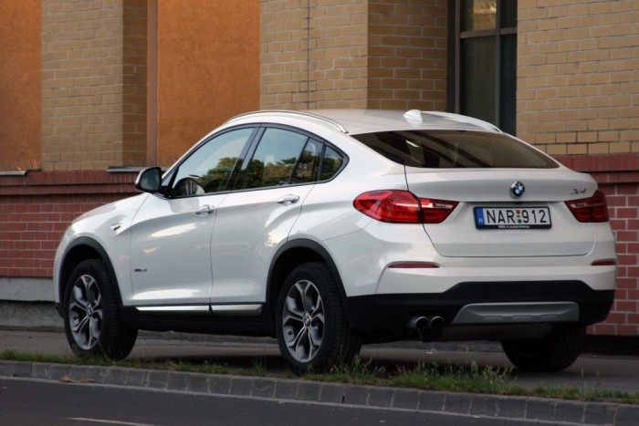 Sokkal filigránabb, kevésbe férfias az X6-oshoz képest a fellépése