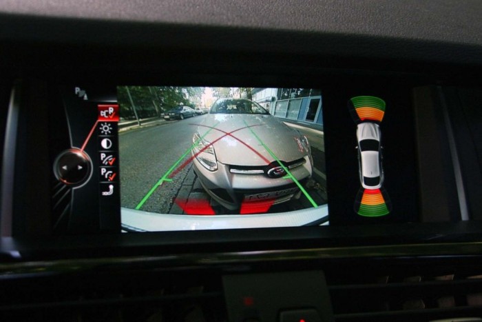 Hasznos a tolatóradar, rossz a kilátás hátra. 