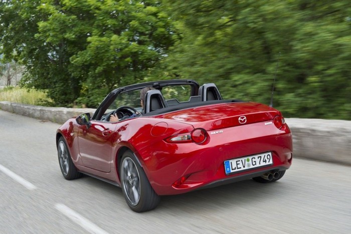 Így lehet kevésből sokat kihozni 2 Hátulról is formás, bár kicsit emlékeztet a BMW Z4-esre. Az MX-5 fő formatervezője, Masashi Nakayama szerint törekedtek arra, hogy a kerekek terpesztése minden irányból jól látszódjon