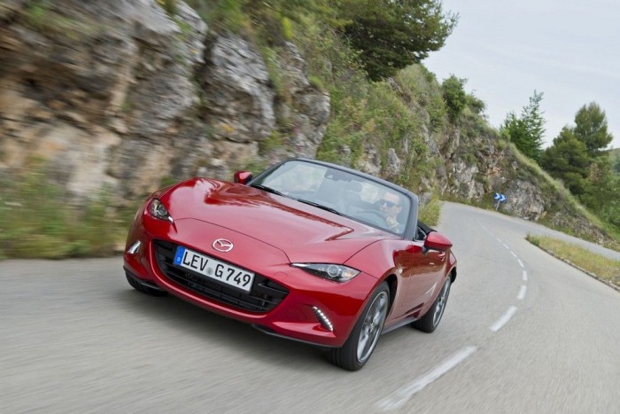 Így lehet kevésből sokat kihozni 8 Ez az MX-5 hazája, a kanyargós országút. Itt nagyon jó vezetni és nagyon sok élményt nyújt. Miközben még a sebességhatárokon belül maradunk!