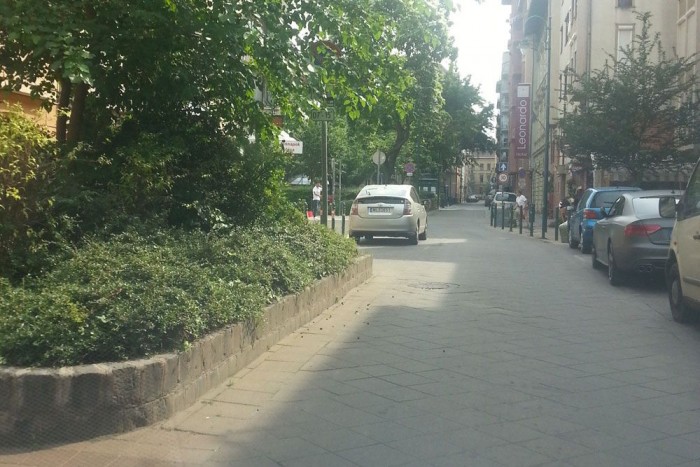 Menetirány szerint érkezünk, autóban ülve ennyit látni a táblából. Balázs a Prius mögött állt