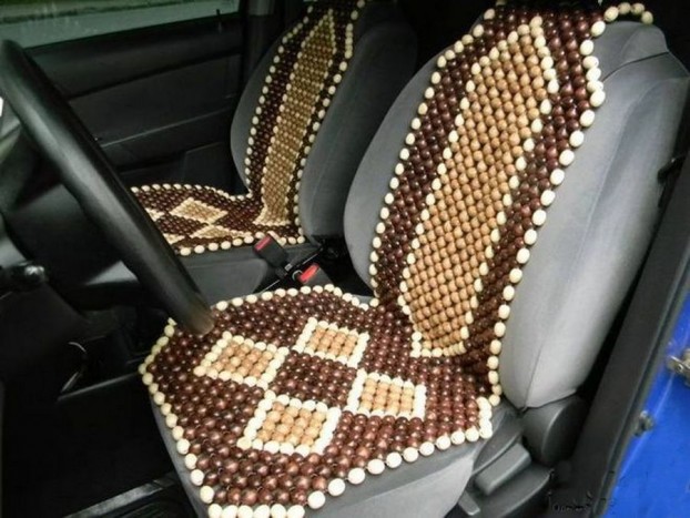 Fagolyós üléshuzat - Avagy hátmasszírozó, középkori kínzóeszköz, megoszlanak a vélemények. Fénykora egy időszakra eset a hasonló, ajtófélfára szerelhető lógó fagyöngy füzérek tündöklésével. Közeli rokona a gyapjút utánzó prémhuzat, opcionális, szabályos alakú cigicsikk okozta égésnyomokkal.