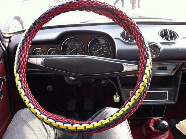 Műbőr kormányvédő - A vékony, kemény, csúszós műanyagból készült kormányt sokan feljavították házi tapadásjavító kiegészítőkkel. A műbőr bevonatot általában még külön a karimán körbetekert kemény szalag tette tutibbá, de dizájn szempontból a pepita mintás mai napig verhetetlen. Alternatíva a szőrös tenyérsimogató verzió, ízlés szerint.