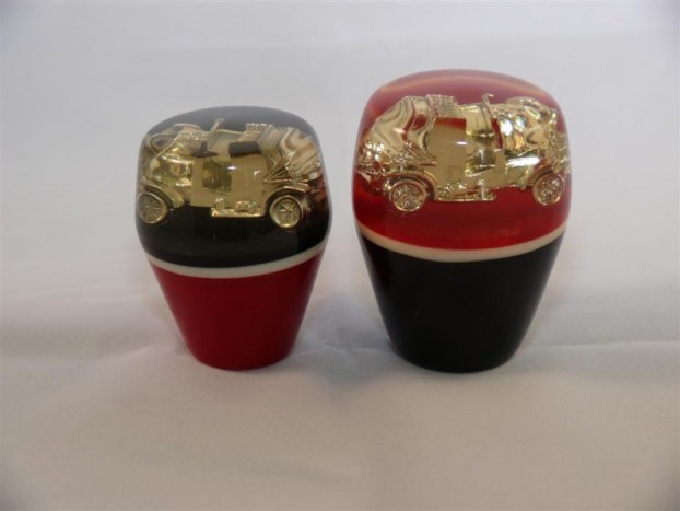 Kisautós váltógomb - Van aki nyugati mintára már Golflabdával vágott fel, de az igazi, hazai váltó az itthon gyártott, borostyán-sárga, kisautót magában rejtő kivitel volt. Kisipari módon, epoxigyantából készült, öntött műanyag, az átlátszó részbe kis aranyszínű veteránautót, ritkábban mozdonyt helyeztek el.
