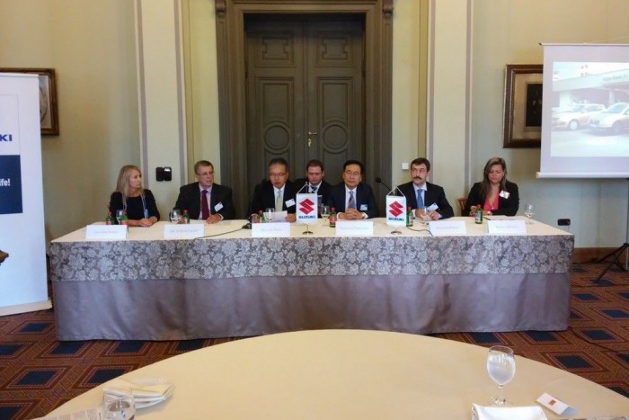 Gyorsít a Magyar Suzuki 3 | Vezess Jobbról a harmadik az új vezérigazgató, Naoyuki Takeuchi, jobbján elődje, Ryoichi Oura