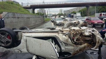 Kegyetlenül durva Porsche baleset esőben