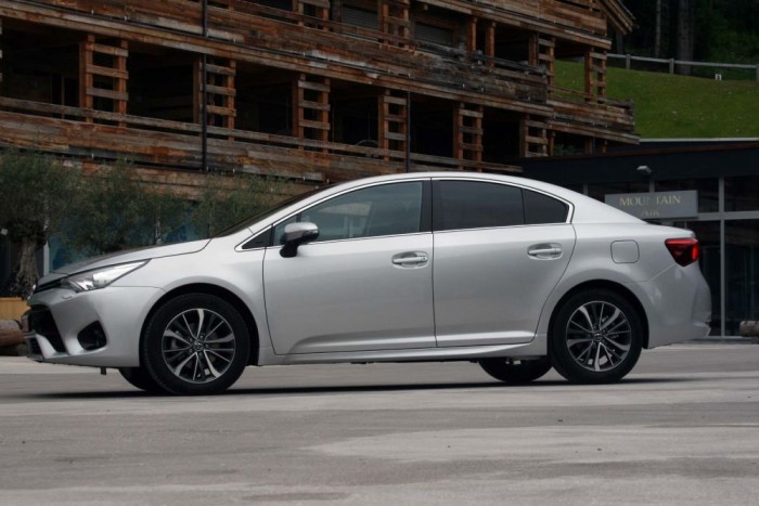 Jót tesz egy Toyotának a BMW-dízel? 11 | Vezess Halk és kiegyensúlyozott autó maradt, de módosított futóművével vezethetősége is javult