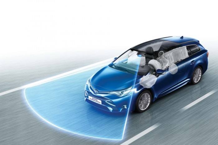 Jót tesz egy Toyotának a BMW-dízel? 4 Kamera figyeli az utat az autó előtt, felismeri a táblákat is. 10 és 80 km/óra között automatikusan fékezve kerüli el a ráfutásos baleseteket vagy csökkenti az ütközés súlyosságát