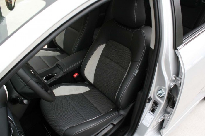 Jót tesz egy Toyotának a BMW-dízel? 14 | Vezess Kényelmesek az átdolgozott ülések. Továbbra sem állítható az ülésmagasság jobb oldalon elöl
