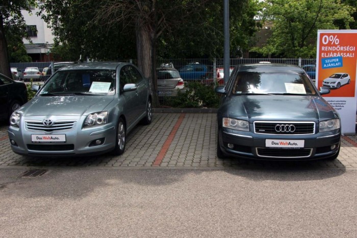 Jót tesz egy Toyotának a BMW-dízel? 9 Újonnan a kétliteres dízel Avensis 8-8,5, az A8 4,2 quattro legalább 30 millió forintba került. Használtan hárommilliót kérnek mindkettőért. Az Avensis megbízhatósága és kiszámítható szervizköltsége nagyon jót tesz az értéktartásának