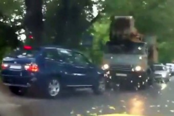 Kamaz tanította móresre a tolakodó terepjáróst