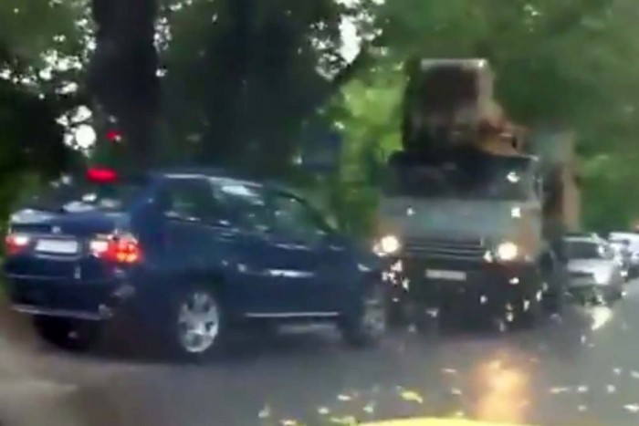 Kamaz tanította móresre a tolakodó terepjáróst