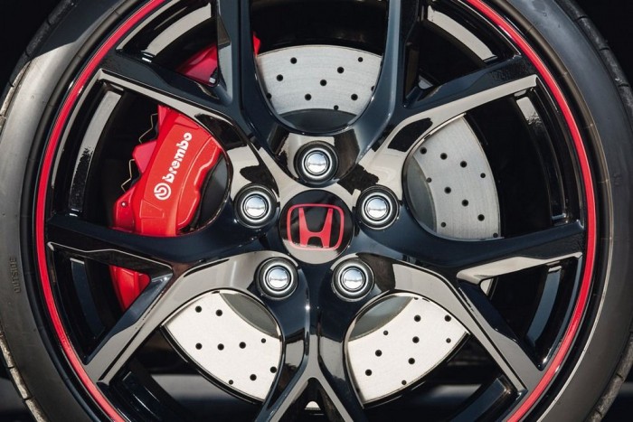 A hondások új szerelme: Civic Type-R 20 | Vezess 35 centi átmérőjű tárcsa és négy dugattyú a Brembótól