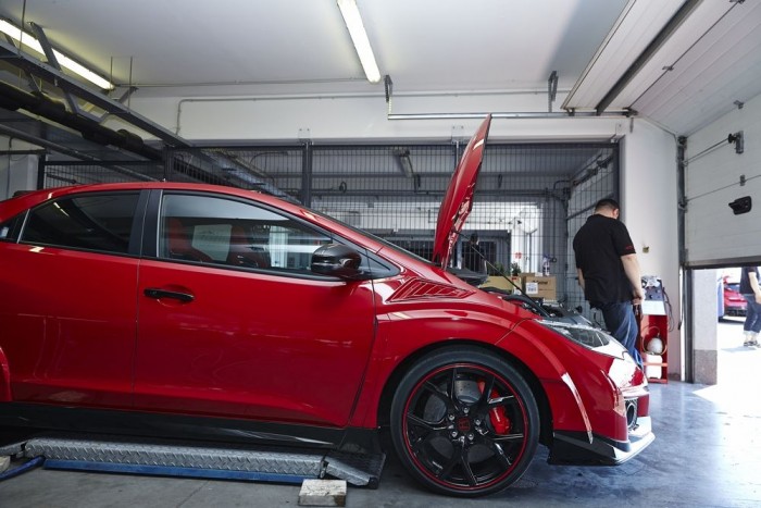 A hondások új szerelme: Civic Type-R 9 | Vezess Zokszó nélkül bírják a pályaautóztatást, csak tankolni kell őket néha