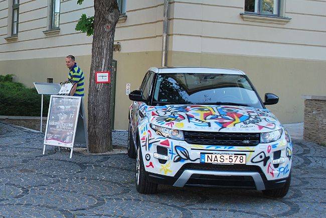 Összefirkáltak egy tízmilliós Range Rovert