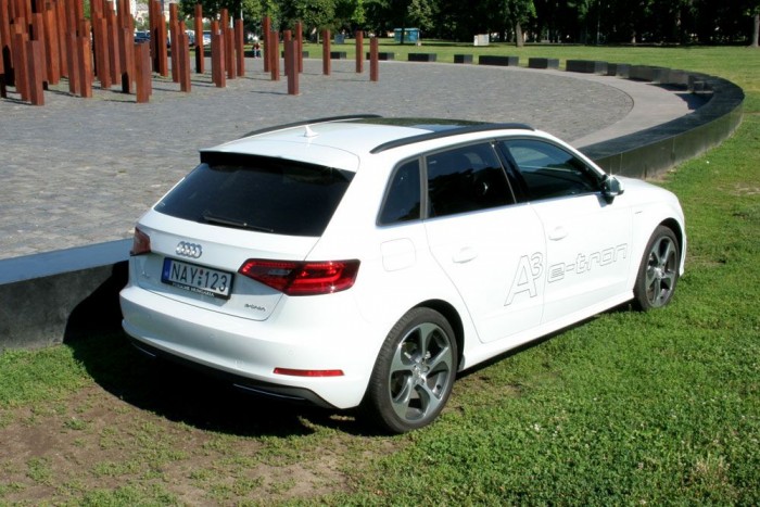 Tronok harca? 8 Csak a Sportbackből készül plug-in hibrid, a győri lépcsőshátúból, és a háromajtósból nem. Sokat dob az évek óta ismert formán az egyedi, 18-as felni, és némi optikai tuning