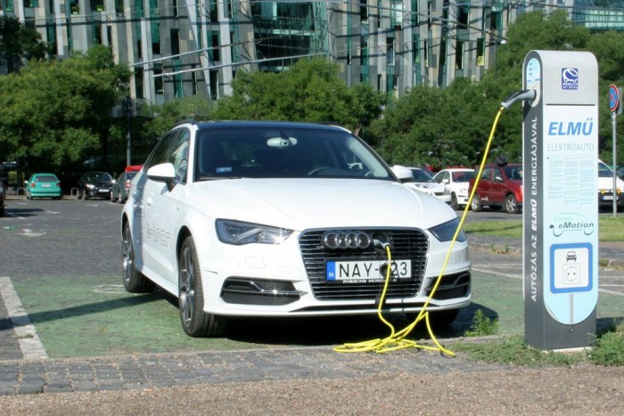 Tronok harca? 7 8 év vagy 160 ezer kilométer garanciát vállal a lítiumakkura a gyár. A teljes feltöltés 3 óra 45 perc (230 volt) vagy 2 óra (400 volt)