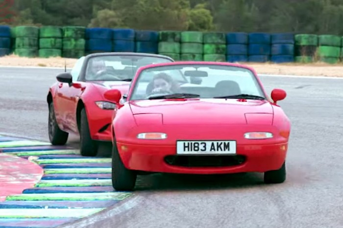 Mikor egymásnak eresztik az új és az első MX-5-öt, azért az gyönyörű