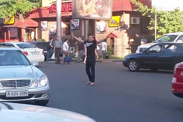 Ilyen nincs: forgalomirányító rendőrnek állt egy gyalogos