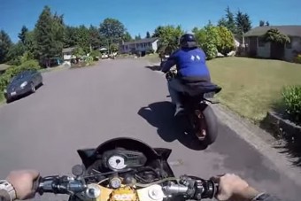 Egyetlen rúgás elég volt, hogy megállítsa a motortolvajt