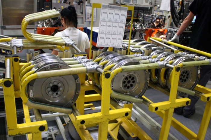 Benzines motorokhoz is egyre gyakrabban jár a kettős tömegű lendkerék. Feljebbről nézve a lendítőkerék vastagságából pontosan látni, hogy egy vagy kettős tömegű-e? 