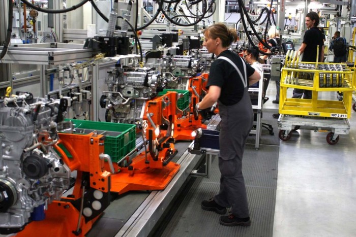 Nem mentek nyugatra, pedig itt az osztrák határ. Az üzem biztos munkát és stabil jövőt ígér