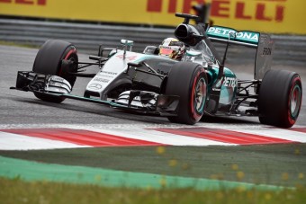 F1: Mindkét mercis eldobta, de Hamiltoné a pole