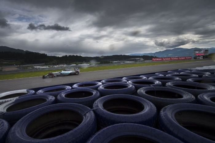 F1: Mindkét mercis eldobta, de Hamiltoné a pole 9 | Vezess F1: Mindkét mercis eldobta, de Hamiltoné a pole 9