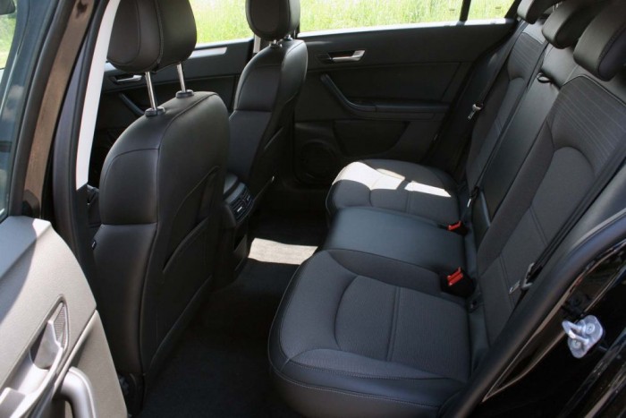 Jó sok a hely és hátsó levegőkilépő is jut az utasoknak