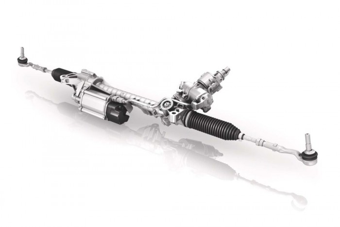 Íme a ZF Servolectric fogasléces szervokormány, villanymotoros rásegítéssel. Az elektromos motor a bal oldalon látható henger, amely közvetlenül a kormányoszlopra is szerelhető