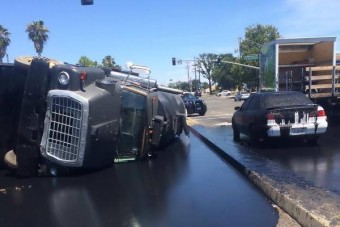 Autókra fröccsent a bitumen egy balesetet szenvedő teherautóról