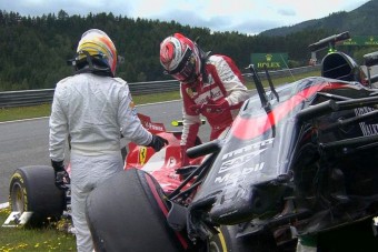 F1: Brutális baleset Räikkönen és Alonso között