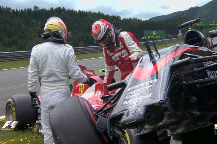 F1: Brutális baleset Räikkönen és Alonso között