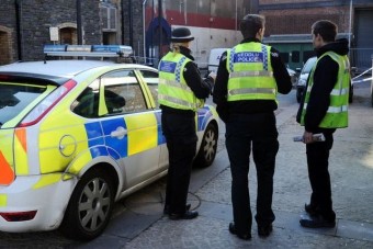 Haragudott a zsarukra, összekakálta kocsijukat