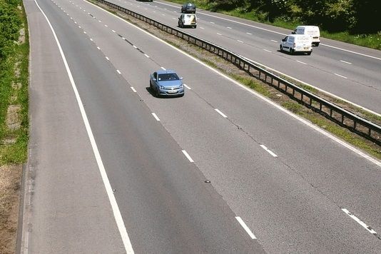 Bírság a sztráda középső sávjában tötymörgőknek!