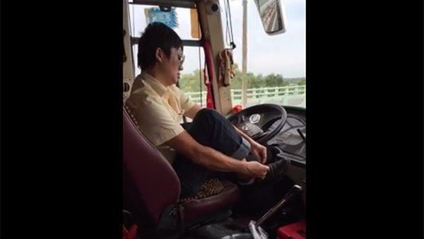 Menet közben vett cipőt a vietnami buszvezető