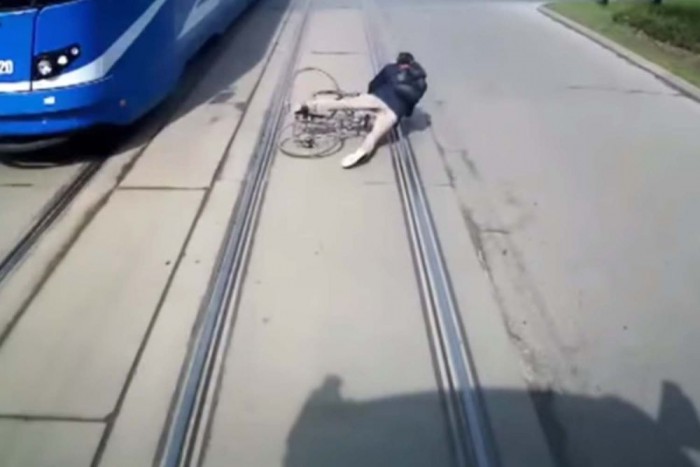 Villamost előzött a bringás, majdnem belehalt