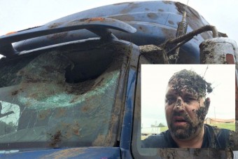 Rémisztő pillanat, ahogy sárbomba csapódik a sofőr arcába