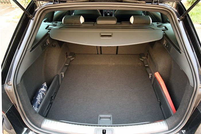 Óriási csomagtartó, ügyes oldalzsebekkel