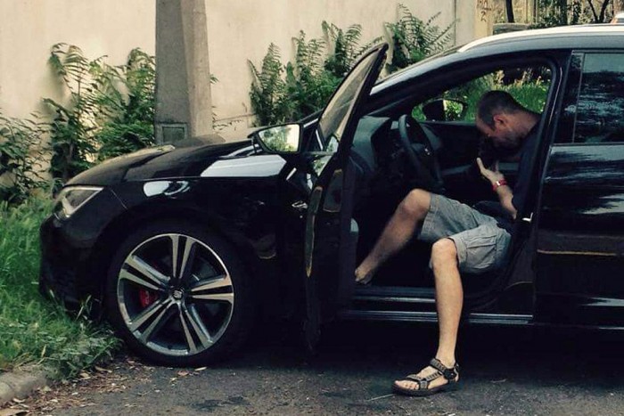 Fekete autó, fekete belsővel. Fotózáshoz nem a legjobb párosítás