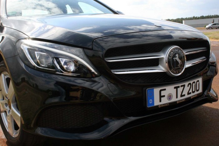 Minden autó emblémáját letakarták a szervezők, a magyarázat szerint a technikát hordozó autó mellékes. Így is ordít róla, hogy W205-ös Mercedes C-osztály, de mások meg a parfümös üvegcséket ismerik fel címke nélkül, ami meg nekem nem mond semmit