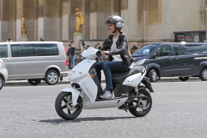 Közbringa helyett villanyrobogó