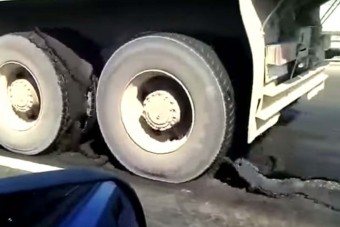 Íme az aszfalttépő teherautó