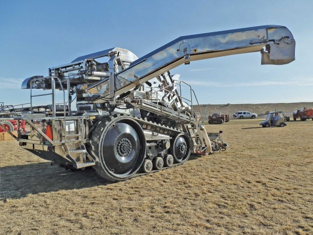 Nem a Mad Max egyik őrült halálhozó masináját ábrázolja a kép. Ez egy spenót-kombájn. Kaliforniában készült, nincs még egy hozzá hasonló, nyolc hónapig tervezték, hét hónapig építették. Challenger hernyótalpak, Caterpillar motor, gyors munkavégzés.