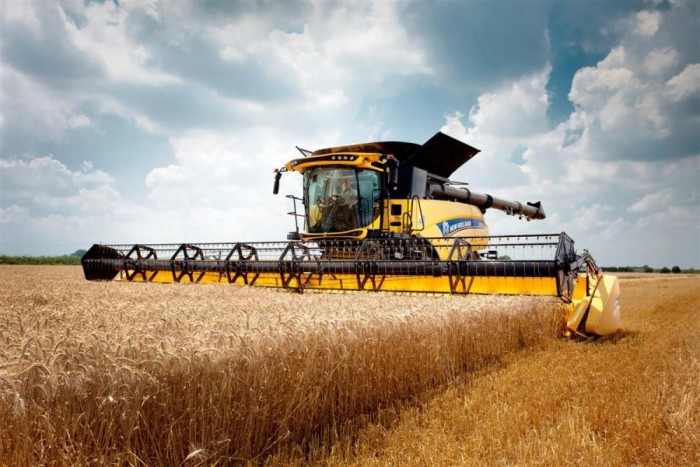 A legerősebb, New Holland CR10.90 - A Cursor 16 erőforrással szerelt 653 lóerős gép jelenleg az erősorrend bajnoka, ráadásul rekorder. 2014-ben 8 óra alatt majdnem 800 tonna (797,66 t) búzát takarított be, ezzel bekerült a Guinness Rekordok könyvébe. 

Ez körülbelül 30 ezer kévét jelent csupán egyetlen nap munkával, ami akár 2,19 millió kenyérhez is elég lehet. 

A gép ára szintén kiemelkedő, 745 000 dollár, vagyis bő 200 millió forint.