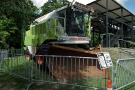 1988 Claas Dominator 108S "Snowbine"  - A Top Gear sem hagyta érintetlenül ezt a területet, a három ex-műsorvezető egy öreg Class kombájnnal bizonyította, hogy gyerekjáték a hókotrás. Legalábbis ez volt a céljuk. 

A munkaasztal helyett tolólapot kapott a gép, hátra pedig valódi lángszórót a jegesedés ellen, hamisítatlan Top Gear stílusban.