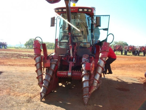 Cukornád-betakarító - Bár zombihordák ledarálására is alkalmas lehet, ezt a keskeny gépet inkább a cukornád ültetvényeken alkalmazzák. 
