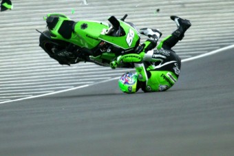 2,5 másodperc miatt halt meg egy motoros