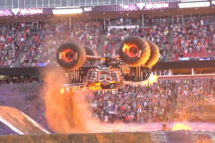 Monster Truck-hátraszaltó következik! Mi van?