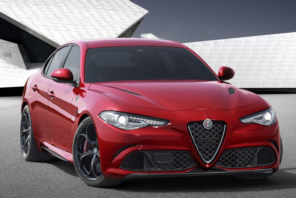 4. Új dizájn: a kategória egyik legrövidebb autója rekord hosszú tengelytávnak örvend, így masszív a helykínálat. Pontos adatok persze nincsenek, ezek hiányában örüljünk annak, hogy megújult az Alfa logója